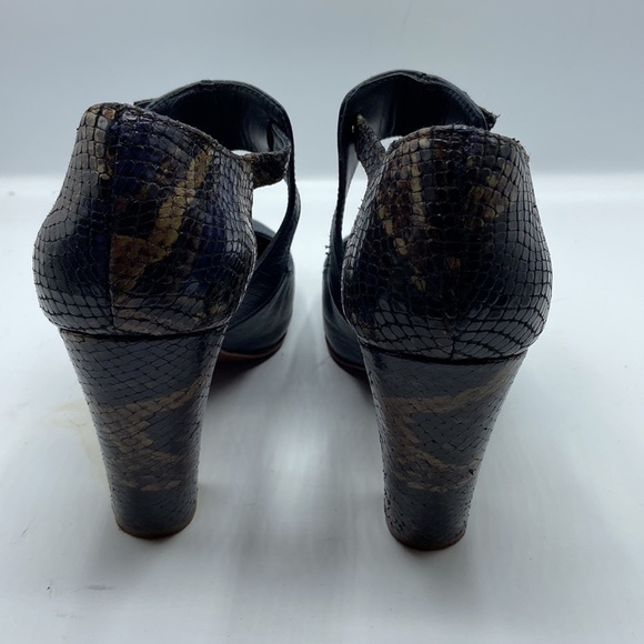 Uterque High Heels, Size -US 8/EU 39 Color- Blue. Good Condition. - Picture 3 of 7